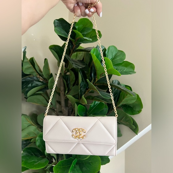 💯  Authentic CHANEL long wallet - Picture 2 of 14